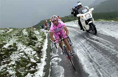 Simoni, en las rampas del Sampeyre, sobre el granizo.