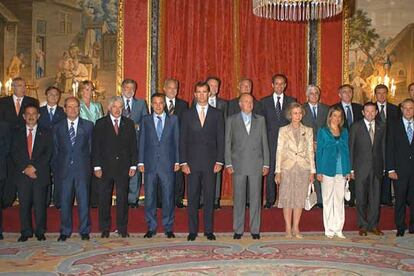 Los asistentes a la segunda Conferencia de Presidentes, celebrada en septiembre de 2005, posan con los Reyes y los príncipes de Asturias en el Palacio Real.