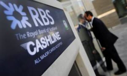 Clientes entran en una sucursal del Royal Bank of Scotland (RBS) en Londres, Inglaterra. EFE/Archivo