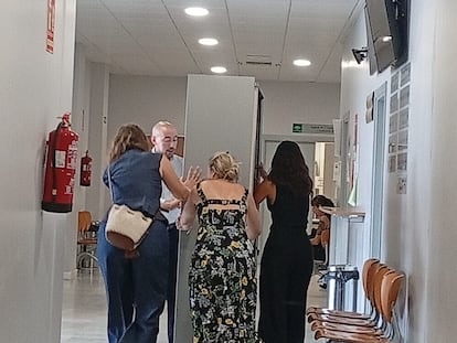 Un grupo de uno de los nuevos tribunales de instancia de Andalucía trasladan un armario con expedientes.