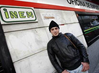 Óscar, soldador de 31 años, ayer en el exterior de una oficina del INEM en Madrid.