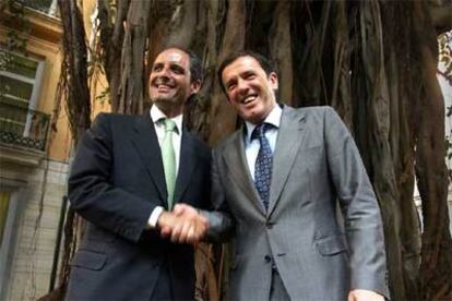 El presidente Francisco Camps y el líder socialista Joan Ignasi Pla tras sancionar la reforma.