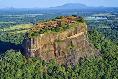 Alzándose sobre la llanura, la simbólica roca de Sigiriya es, sin duda, el sitio más espectacular de Sri Lanka. Las paredes casi verticales culminan en una cima plana donde descansan las ruinas de una antigua civilización, con relieves y frescos. Sigiriya (Roca del León) recibe su nombre por las enormes garras de león que marcan el lugar de la puerta de acceso al antiguo palacio. El entorno, con fosos cubiertos de nenúfares, jardines acuáticos y tranquilos altares, no hace sino aumentar su encanto. Sigiriya está al este de Inamuluwa, entre Dambulla y Habarana.