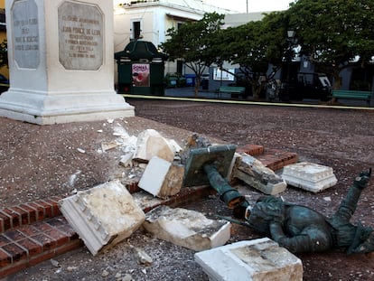 Estatua derribada de Juan Ponce de León, en la plaza San José, una de las más céntricas de San Juan (Puerto Rico), este lunes.