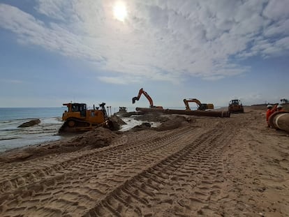 Al fondo, el tubo de un metro de diámetro que inyectará  2,9 millones de metros cúbicos de arena a esta y otras playas al sur de Valencia. En la imagen, la playa de L'Arbre del Gos a mediados de semana.