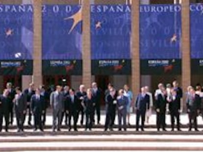 Los jefes de Estado y de Gobierno de la UE, junto con sus ministros de Exteriores y altos cargos de la Comisión, ayer en la foto de familia de la cumbre de Sevilla.
