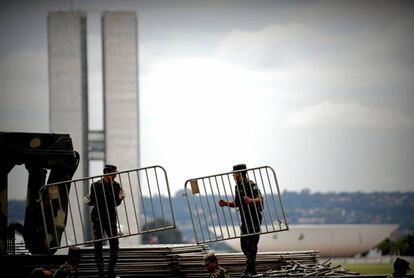 Soldados preparam alambrados de segurança para a posse.