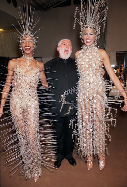 El diseñador español Paco Rabanne posando con dos modelos tras la presentación en París de su desfile alta costura primavera-verano 1996.