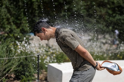 Un hombre se remoja en una fuente del parque de Glòries de Barcelona, este viernes.