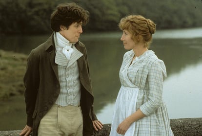 Hugh Grant y Emma Thompson en la adaptación (de 1995) al cine de la obra de Jane Austen, 'Sentido y sensibilidad'. 