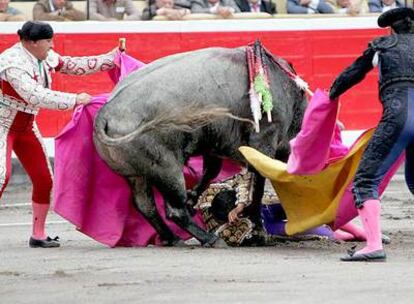 El Fundi, pisado por su primer toro de la tarde.