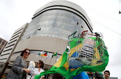 Manifestantes levaram o boneco pixuleco à sede do Tribunal Regional Federal da 4ª região, em Porto Alegre. A Corte analisou nesta segunda-feira o recurso do ex-presidente. 