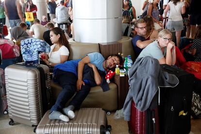 Turistas extranjeros esperan su vuelo en el aeropuerto Internacional Praya en Lombok (Indonesia) hoy, 6 de agosto de 2018, tras el terremoto de magnitud 6,9 que sacudió la noche del domingo. 