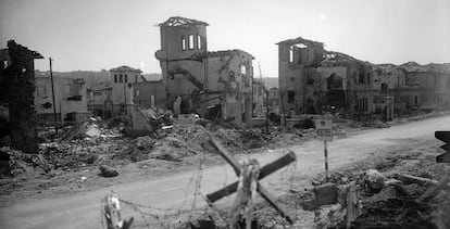 Viviendas de la Colonia de Manzanares tras la Guerra Civil. Los carteles delimitan los bandos. 