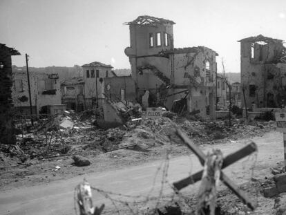 Viviendas de la Colonia de Manzanares tras la Guerra Civil. Los carteles delimitan los bandos. 