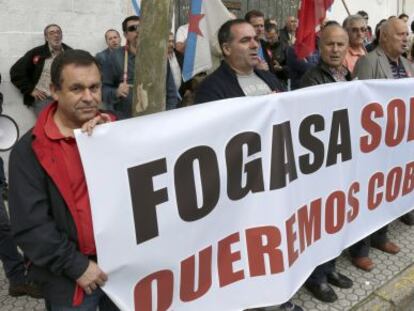 Trabajadores afectados por el atraso en los pagos del Fondo de Garantía Salarial (Fogasa) protestan ante el Parlamento gallego