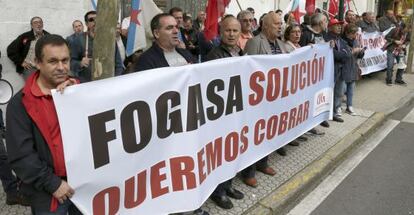 Trabajadores afectados por el atraso en los pagos del Fondo de Garantía Salarial (Fogasa) protestan ante el Parlamento gallego