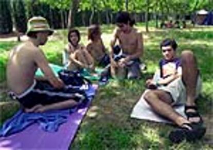 Un grupo de jóvenes descansa durante la pasada edición del Festival Internacional de Benicàssim (Castellón), que este añó se celebrará del 2 al 4 de agosto.