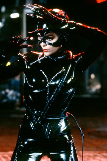 Es una de las imágenes más icónicas del cine de superhéroes. La californiana, embutida literalmente en cuero negro, encarnó a la más compleja y seductora Catwoman hasta la fecha en Batman Vuelve, volviendo loco a Batman y a los fans del justiciero que siguen declarándola como la mejor hasta la fecha. Sin embargo, el diseño debía tener sus fallos ya que en una reciente aparición televisiva Pfeiffer recomendó a la siguiente Selina Kyle, Zoe Kravitz, que se asegurara de que “mientras diseñan el traje tienen en cuenta que tú también tienes que ir al baño”.