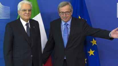 El presidente de la Comisi&oacute;n Jean-Claude Juncker (derecha), da la bienvenia al presidente italiano Sergio Mattarella.