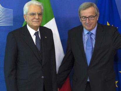 El presidente de la Comisi&oacute;n Jean-Claude Juncker (derecha), da la bienvenia al presidente italiano Sergio Mattarella.