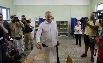 El ministro de Finanzas de Grecia Yanis Varoufakis emitió su voto en un colegio electoral en Atenas.