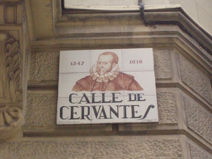 Placa de la calle Cervantes en Madrid, donde está la casa museo reconstruida donde vivió y murió el escritor.