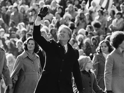 U.S. President Jimmy Carter waves to the crowd while walking with his wife, Rosalynn, and their daughter, Amy, along Pennsylvania Avenue. The Carters elected to walk the parade route from the Capitol to the White House following his inauguration in Washington, Jan. 20, 1977.