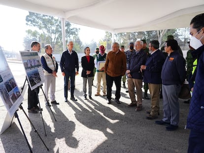 El presidente Andrés Manuel López Obrador visita las obras del tren del aeropuerto Felipe Ángeles, en diciembre.