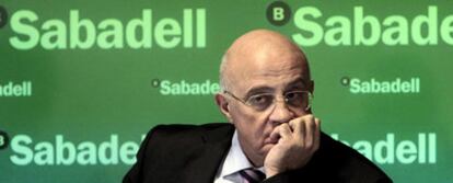 El presidente del Banco Sabadell, Josep Oliu, ayer en la presentación para explicar la compra de la CAM.
