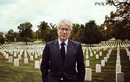 Ken Follett, en el cementerio de Arlington, donde está enterrado el presidente Kennedy.