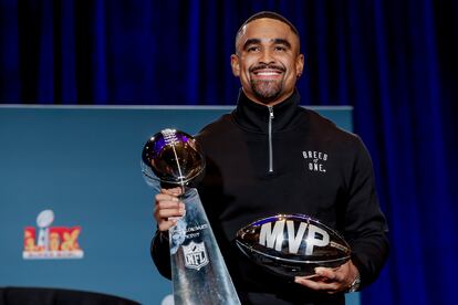 Jalen Hurts posa con el trofeo Vince Lombardi de campeón de la NFL y su premio a mejor jugaador de la Super Bowl, este lunes en Nueva Orleans.

