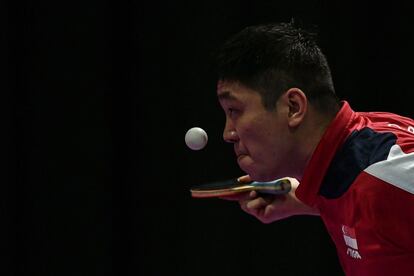 El jugador de Singapur Gao Ning saca durante el partido contra su compatriota Chew Zhe Yu Clarence durante la final masculina de ping pong en la 29ª edición de los Juegos del Sudeste Asiático celebrados en Kuala Lumpur (Malasia).