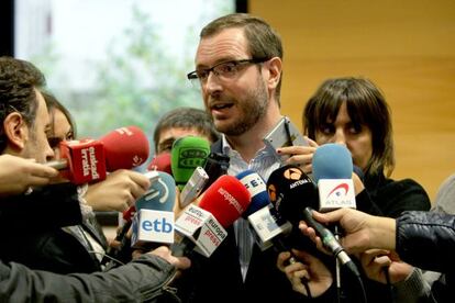 Javier Maroto atiende a los medios informativos al término de su declaración ante el fiscal.