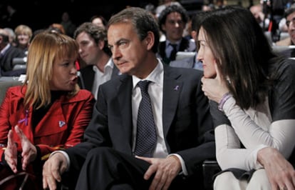 Zapatero junto a las ministras Pajín y González-Sinde