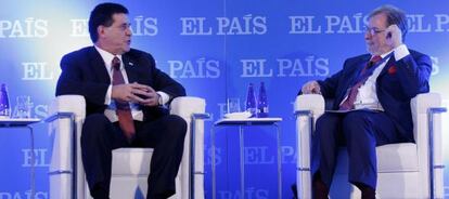 El presidente de Paraguay, Horacio Cartes (izquierda) y el presidente de EL PAÍS, Juan Luis Cebrián.