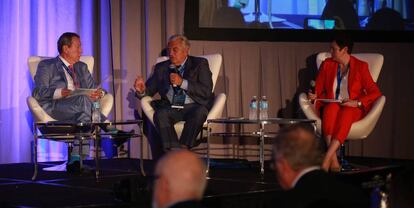Los expresidentes Cerezo y Lacalle y Amalia Navarro, de la Secretaría General Iberoamericana, en el foro Cibecom en Miami