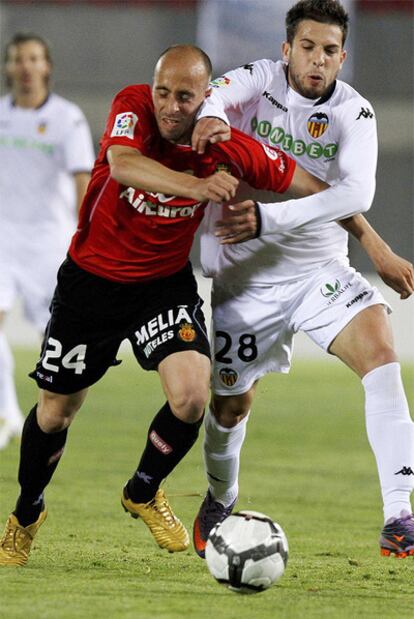 Borja Valero, del Mallorca, lucha por el balón por el valencianista Jordi Alba.