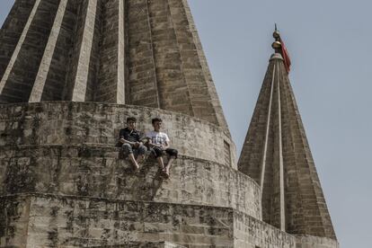 Jóvenes yazidis se sientan en lo alto del santuario del jeque Adi ibn Musafir durante la celebración del año nuevo de su comunidad, en Lalish (Irak). Irak tiene la mayor población de yazidis en el mundo y es la ciudad de Lalish su principal sitio sagrado.