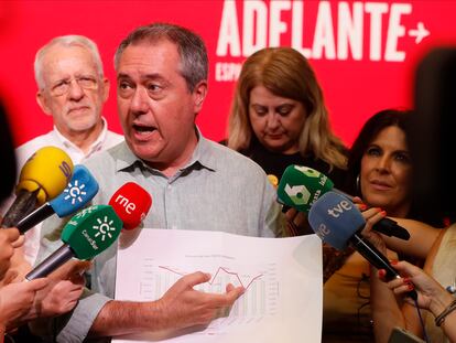 SEVILLA, 25/07/2023.- El secretario general del PSOE-A, Juan Espadas, atiende a los medios momentos antes de reunirse con la ejecutiva regional esta mañana en la sede del PSOE-A.EFE/ José Manuel Vidal