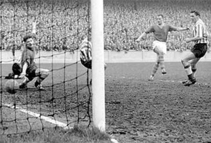 Charles, con la camiseta del Leeds, marca un gol al Sunderland (de rayas) el 22 de abril de 1957.