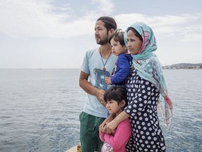 Kos. Grecia. Una familia afgana en el muelle de la isla de Kos.