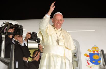 Francisco saluda desde la puerta del avión al finalizar su visita a México.