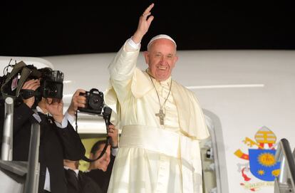 Francisco ao descer do avião após sua visita ao México.