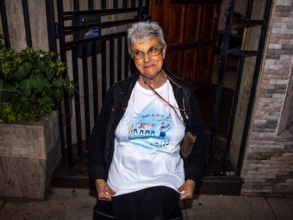 María Cristina, la "Abuela la la la", en el barrio de Liniers (Buenos Aires).