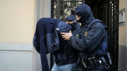 Un dels detinguts al carrer Viladomat de Barcelona.