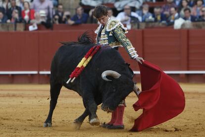 Empujando desde los mismos riñones, 'Orgullito' seguía embistiendo hasta mucho más allá los vuelos del engaño, con auténtica raza, con esa selecta actitud del verdadero toro bravo, mientras la faena, El Juli y el clamor iban creciendo más y más