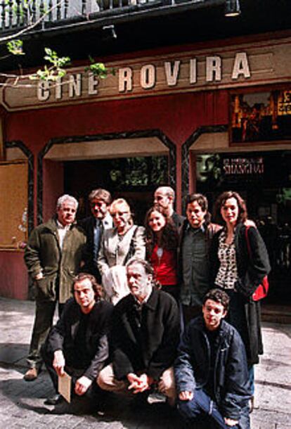 Fernando Trueba, en el centro, agachado, rodeado del equipo de la película y de Juan Marsé, a la izquierda de pie.