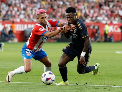 Vinicius ante Yan Couto, en el partido entre el Girona y el Real Madrid.