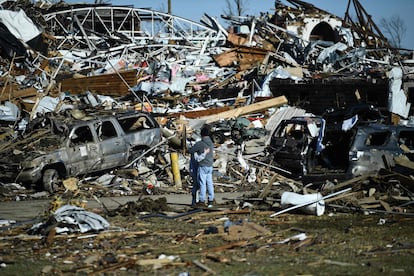 Duas pessoas se abraçaram neste domingo em uma área devastada de Mayfield (Kentucky).